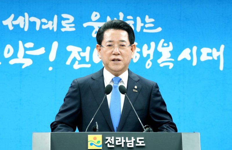 김영록 전라남도지사가 4일 오전 도청 브리핑룸에서 ‘윤석열 대통령 탄핵 인용’에 따른 대도민 담화문을 발표하고 있다.(전남도 제공. 재판매 및 DB금지) 2025.4.4/뉴스1