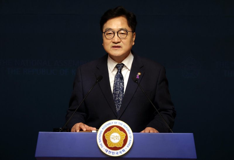 [서울=뉴시스] 조성봉 기자= 우원식 국회의장이 6일 오후 서울 여의도 국회 사랑재에서 열린 개헌관련 긴급 기자회견에서 발언을 하고 있다. 2025.04.06. suncho21@newsis.com
