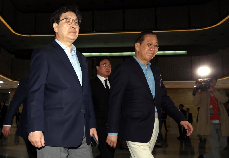 [서울=뉴시스] 조성봉 기자 = 권영세 국민의힘 비상대책위원장과 권성동(왼쪽) 원내대표가 6일 오후 서울 여의도 국회에서 열린 비상의원총회에 참석하고 있다. 2025.04.06. suncho21@newsis.com