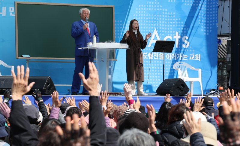 [서울=뉴시스] 김명원 기자 = 전광훈 사랑제일교회 목사가 6일 오전 서울 종로구 세종대로 동화면세점~코리아나호텔 앞 편도 전 차로에서 열린 사랑제일교회의 전국 주일 연합 예배를 진행되고 있다. 2025.04.06. kmx1105@newsis.com