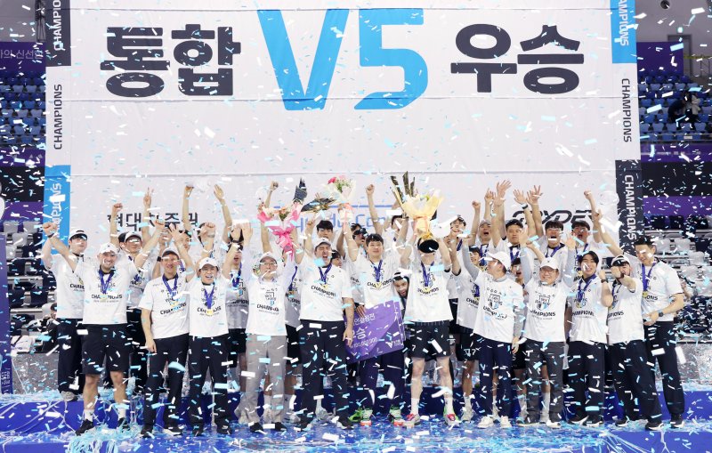 [인천=뉴시스] 김진아 기자 = 5일 인천 계양체육관에서 열린 2024-2025 V-리그 남자부 챔피언결정전 대한항공 점보스와 현대캐피탈 스카이워커스의 경기에서 승리해 통합 우승을 차지한 현대캐피탈 선수들이 우승 트로피를 들고 세리머니를 하고 있다. 현대캐피탈은 구단 최초 트레블(정규리그 1위·컵대회·챔피언결정전 우승)을 달성하는 영광도 누렸다. 2025.04.05. bluesoda@newsis.com