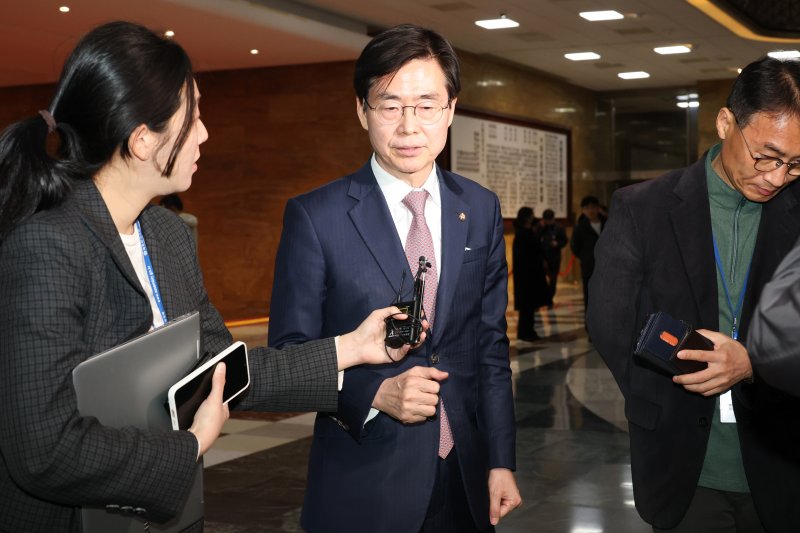 조경태 국민의힘 의원이 6일 오후 서울 여의도 국회에서 열린 비상의원총회에 참석하고 있다. 2025.4.6/뉴스1 ⓒ News1 이광호 기자