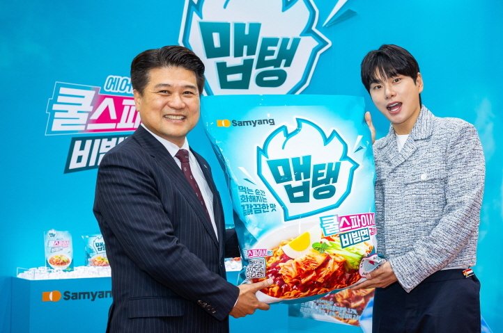 맵탱 패키지를 들고 있는 김동찬 삼양식품 대표이사와 배우 이이경(삼양식품 제공)
