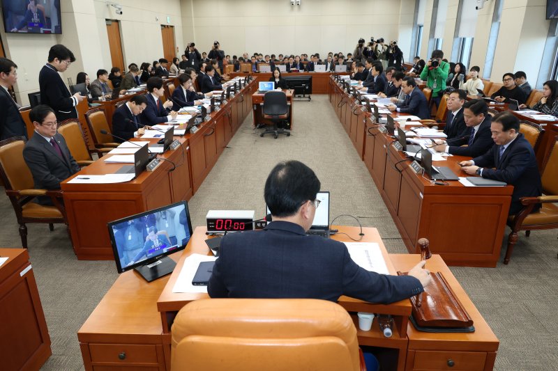 송언석 국회 기재위원장이 18일 오전 서울 여의도 국회에서 열린 기획재정위원회 전체회의에서 의사봉을 두드리고 있다. 2025.2.18/뉴스1 ⓒ News1 이광호 기자