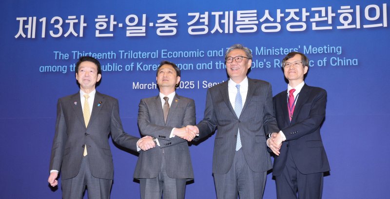 안덕근 산업통상자원부 장관(왼쪽 두 번째)이 지난달 30일 서울 중구 대한상공회의소에서 열린 제13차 한·일·중 경제통상장관회의에서 참석자들과 기념 촬영을 하고 있다. 뉴스1