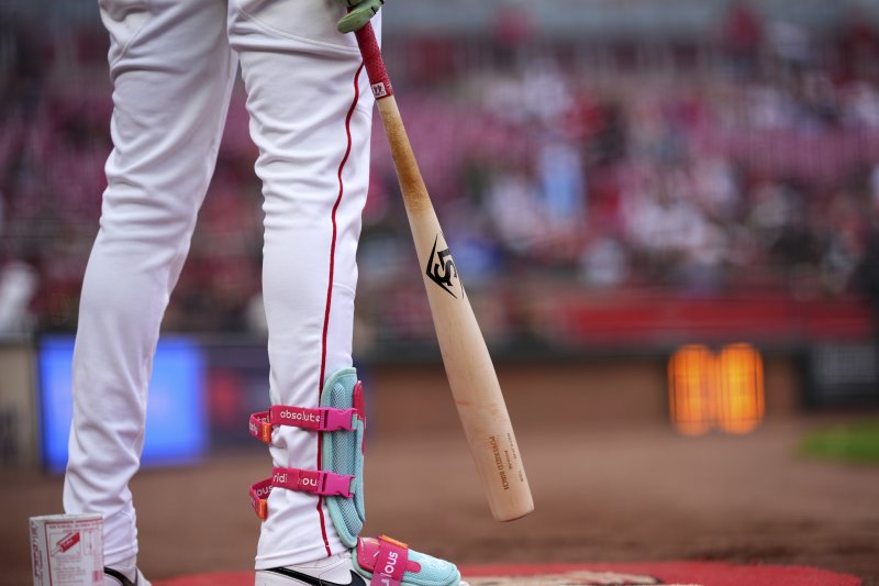 [신시내티=AP/뉴시스] 어뢰 배트를 들고 있는 메이저리그(MLB) 신시내티 레즈의 엘리 데 라 크루스. 2025.04.02
