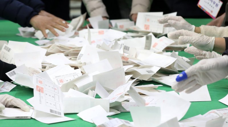 개표사무원들이 투표지 분류 작업을 하고 있다. 2025.4.2/뉴스1 ⓒ News1 윤일지 기자