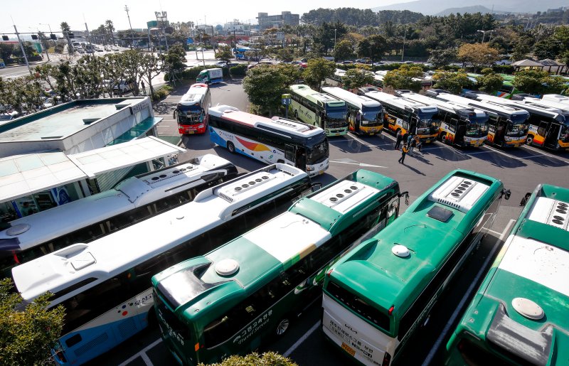 [제주=뉴시스] 우장호 기자 = 본격적인 수학여행철이 시작된 7일 오전 제주국제공항 대형차량 전용 주차장에 학생들을 기다리는 전세버스가 빼곡히 주차돼 있다.제주도관광협회에 따르면 지난 3월 한 달간 제주를 찾은 수학여행단은 108개교·2만4500명으로 잠정 집계됐으며, 이는 지난해보다 학교는 39개교(56.5%) 학생은 7962명(49.6%)이 늘어난 수치다. 2025.04.07. woo1223@newsis.com