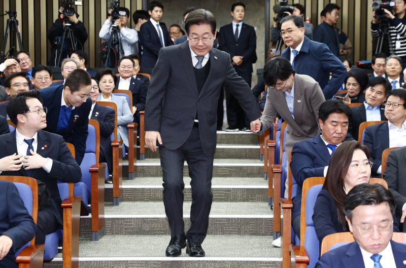 이재명 더불어민주당 대표가 4일 오후 서울 여의도 국회에서 열린 의원총회에 참석하며 동료 의원들과 인사하고 있다. 2025.4.4/뉴스1 ⓒ News1 김민지 기자
