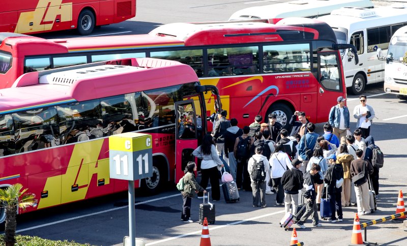 [제주=뉴시스] 우장호 기자 = 본격적인 수학여행철이 시작된 7일 오전 제주국제공항 대형차량 전용 주차장에서 학생들이 전세버스로 향하고 있다.제주도관광협회에 따르면 지난 3월 한 달간 제주를 찾은 수학여행단은 108개교·2만4500명으로 잠정 집계됐으며, 이는 지난해보다 학교는 39개교(56.5%) 학생은 7962명(49.6%)이 늘어난 수치다. 2025.04.07. woo1223@newsis.com