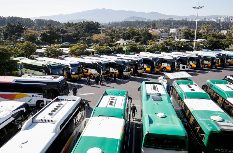 [제주=뉴시스] 우장호 기자 = 본격적인 수학여행철이 시작된 7일 오전 제주국제공항 대형차량 전용 주차장에 학생들을 기다리는 전세버스가 빼곡히 주차돼 있다.제주도관광협회에 따르면 지난 3월 한 달간 제주를 찾은 수학여행단은 108개교·2만4500명으로 잠정 집계됐으며, 이는 지난해보다 학교는 39개교(56.5%) 학생은 7962명(49.6%)이 늘어난 수치다. 2025.04.07. woo1223@newsis.com