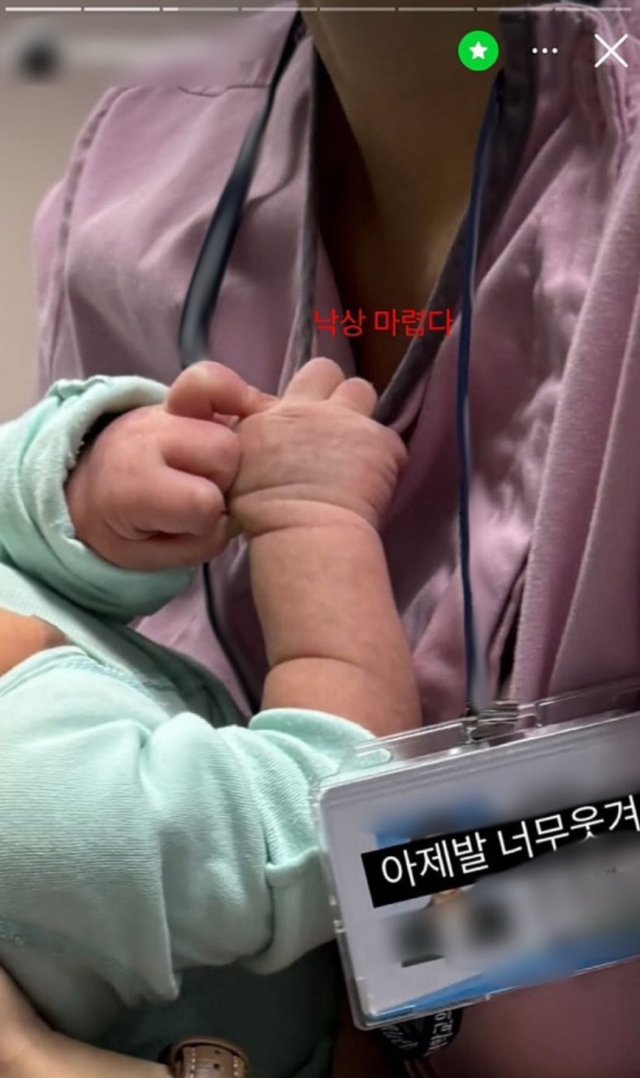 사회관계망서비스(SNS)에 신생아 사진과 부적절한 문구를 올려 아동학대 논란이 일었던 대구가톨릭대병원 신생아중환자실 간호사 사건과 관련된 경찰 수사가 속도를 내고 있다. 사진은 해당 간호사가 SNS에 올린 사진. (온라인 커뮤니티 갈무리. 재판매 및 DB 금지)/뉴스1
