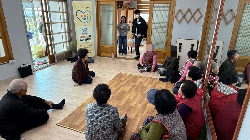 [진주=뉴시스] 경남 진주시는 산불 피해지역 주민들의 산불 트라우마 예방 심리지원을 시행했다. (사진=진주시 제공) 2025.04.07. photo@newsis.com *재판매 및 DB 금지