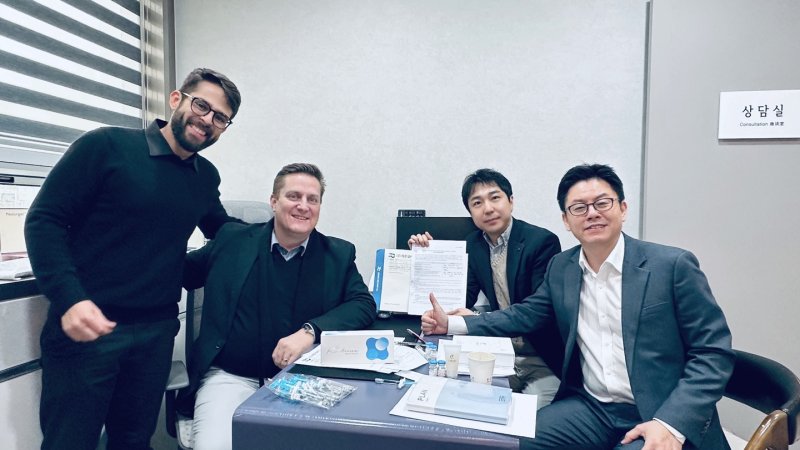 (왼쪽부터)Tarcisio Goes 스카이덤 투자자, Geruza Machado 스카이덤 대표, 류재환 제론셀베인 전무, 이유준 제론셀베인 부장. (사진=제론베인 제공) *재판매 및 DB 금지