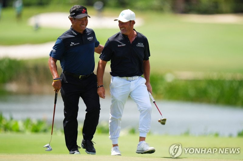 최종 라운드에서 체카(오른쪽)와 동반 라운드를 하는 최경주. (출처=연합뉴스)