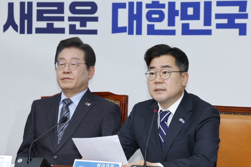 박찬대 더불어민주당 원내대표가 7일 오전 서울 여의도 국회에서 열린 최고위원회의에서 모두 발언하고 있다. 2025.4.7/뉴스1 ⓒ News1 안은나 기자
