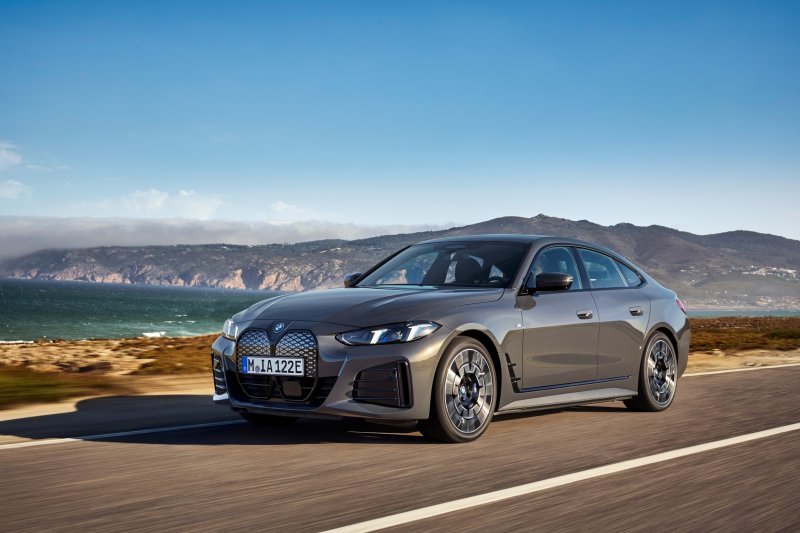 7일 한국 시장에 공식 출시된 BMW 중형 순수 전기 그란 쿠페 '뉴 i4 e드라이브(Drive)40'의 전면·측면 모습(BMW코리아 제공). 2025.04.07.