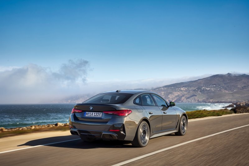 7일 한국 시장에 공식 출시된 BMW 중형 순수 전기 그란 쿠페 '뉴 i4 e드라이브(Drive)40'의 후면·측면 모습(BMW코리아 제공). 2025.04.07.