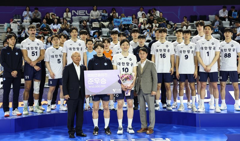 5일 인천 계양체육관에서 열린 프로배구 '2024-2025 도드람 V리그' 남자부 챔피언결정전 3차전 현대캐피탈과 대한항공의 경기, 대한항공 선수들이 세트스코어 3대1로 패하며 준우승을 차지한 뒤 상금을 받고 기념촬영을 하고 있다. 2025.4.5/뉴스1 ⓒ News1 김도우 기자