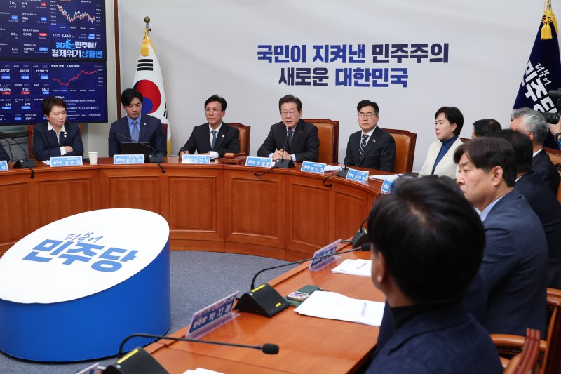 민주당 최고위원회의 (서울=연합뉴스) 김주성 기자 = 더불어민주당 이재명 대표가 7일 서울 여의도 국회에서 열린 최고위원회의에서 발언하고 있다. 2025.4.7 utzza@yna.co.kr (끝)