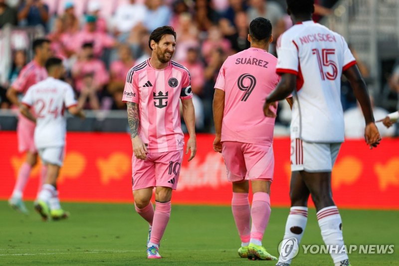 팀 동료 루이스 수아레스와 이야기를 나누는 리오넬 메시 (출처=연합뉴스)