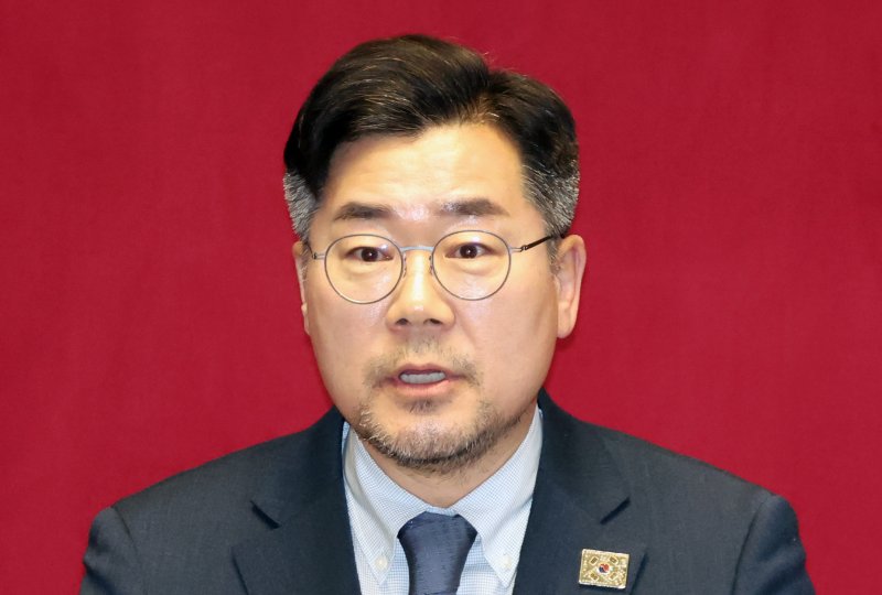 [서울=뉴시스] 고승민 기자 = 박찬대 더불어민주당 원내대표가 4일 서울 여의도 국회에서 열린 제424회국회(임시회) 제1차 본회의에서 12.3 윤석열 비상계엄을 해제한 대한민국 국민께 드리는 감사문에 대한 수정안의 제안설명을 하고 있다. 2025.04.04. kkssmm99@newsis.com