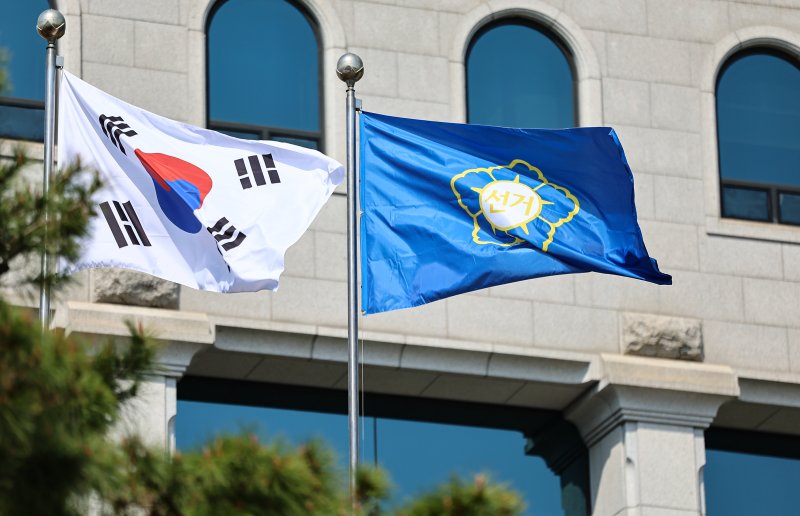 중앙선거관리위원회는 헌법재판소가 윤석열 대통령의 파면을 만장일치로 결정한 지난 4일 당일부터 제21대 대통령선거 예비후보자 등록을 시작했다. 사진은 6일 경기 과천시 중앙선거관리위원회의 모습. 2025.4.6/뉴스1 ⓒ News1 김도우 기자