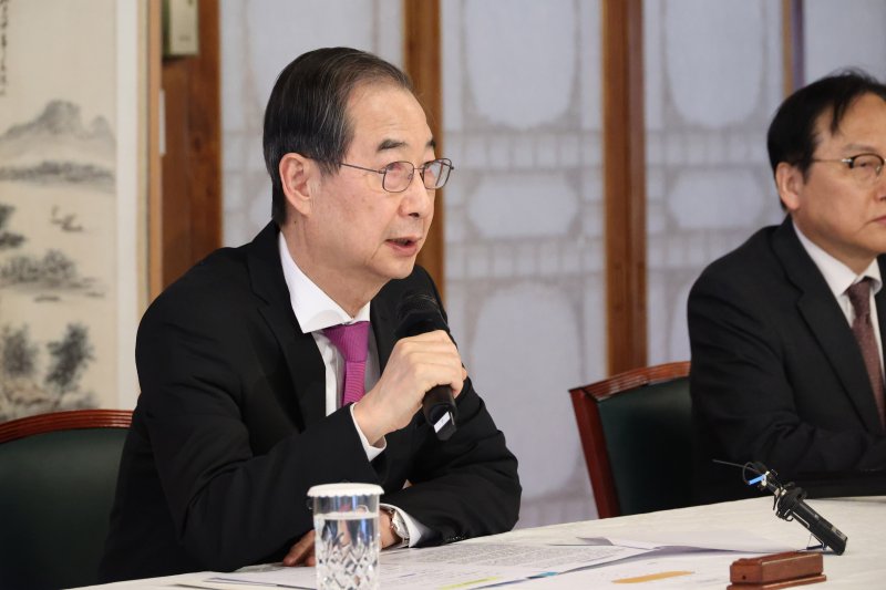 한덕수 대통령 권한대행 국무총리가 3일 서울 종로구 삼청동 총리공관에서 열린 경제안보전략 TF 회의에서 발언을 하고 있다. (총리실 제공, 재판매 및 DB 금지) 2025.4.3/뉴스1 ⓒ News1 임세영 기자