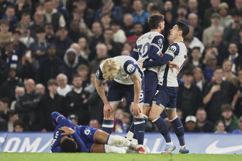 [런던=AP/뉴시스] 토트넘 홋스퍼의 손흥민(오른쪽)이 3일(현지 시간) 영국 런던의 스탬퍼드 브리지에서 열린 2024-25 프리미어리그 30라운드 경기 중 첼시의 트레보 찰로바와 다툼을 벌이려는 로드리고 벤탄쿠르를 말리고 있다. 손흥민은 풀타임을 소화했으나 팀은 0-1로 패해 리그 14위에 머물렀다. 2025.04.04.