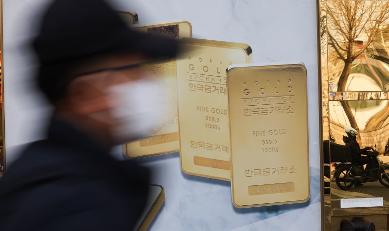 도널드 트럼프 미국 대통령의 상호관세 부과를 앞두고 국제 금값이 한때 최고치를 경신한 1일 서울 종로구 한국금거래소에 골드바 광고판이 설치되어 있다. 한국거래소 KRX금시장에서 1㎏짜리 금 현물의 1g당 가격은 전 거래일보다 1650원(1.11%) 오른 15만650원에 거래되고 있다. 2025.4.1/뉴스1 ⓒ News1 허경 기자