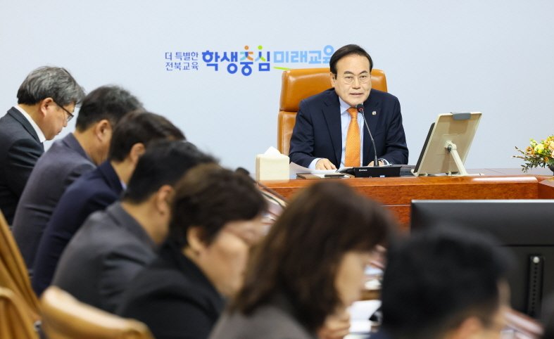 서거석 전북특별자치도교육감이 7일 열린 전략회의에서 학사일정에 만전을 기해줄 것을 당부했다. /뉴스1