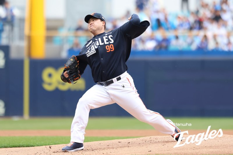 [서울=뉴시스] 프로야구 한화 이글스 류현진이 지난 5일 대구 삼성라이온즈파크에서 열린 2025 신한 쏠뱅크 KBO리그 삼성 라이온즈와의 경기에서 투구를 선보이고 있다. (사진=한화 이글스 제공) 2025.04.05. *재판매 및 DB 금지