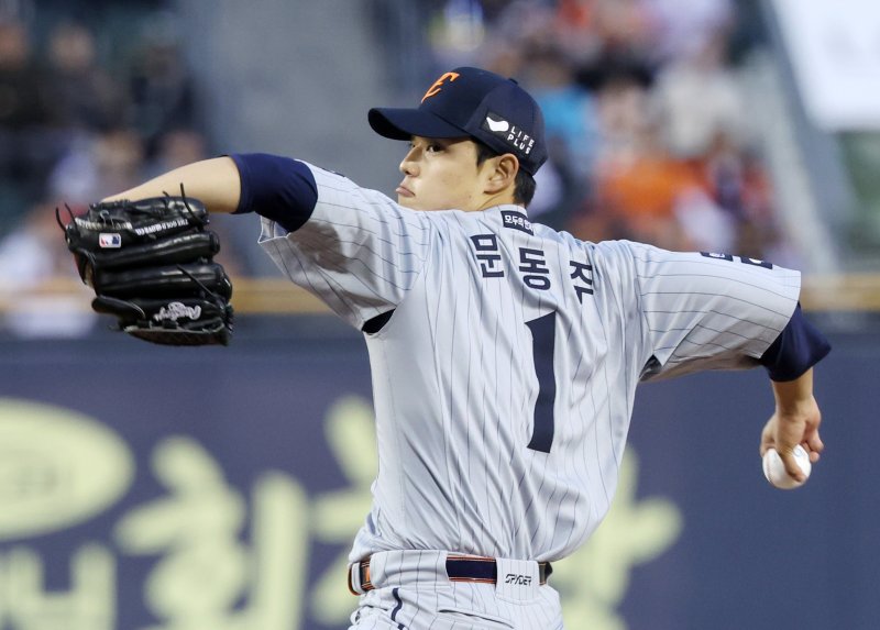 [서울=뉴시스] 김진아 기자 = 지난달 27일 오후 서울 송파구 잠실야구장에서 열린 2025 KBO리그 한화 이글스와 LG 트윈스의 경기, 한화 문동주가 역투하고 있다. 2025.03.27. bluesoda@newsis.com