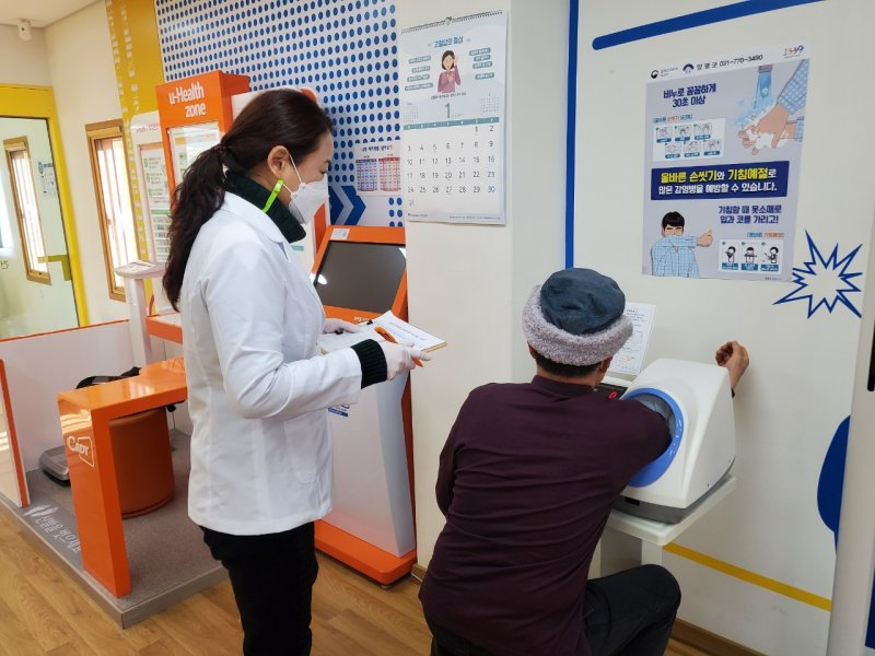 [세종=뉴시스] 양평보건소에서 한 군민이 혈압을 측정하고 있다. 기사 내용과 관계 없음.(사진제공=양평군) *재판매 및 DB 금지
