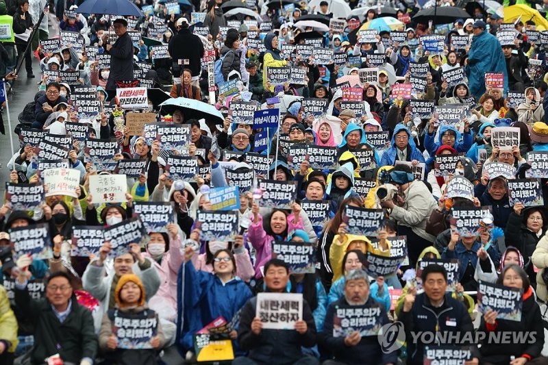 범시민행동 '민주주의가 승리했다' (출처=연합뉴스)