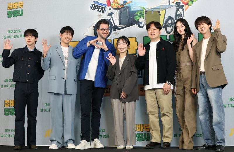 또 해외에서 밥장사? '길바닥 밥장사', '낭만'으로 차별화 자신