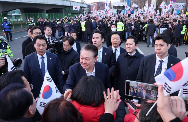 尹 "국민 위한 새 길 찾겠다, 자유·번영 위해 노력 아끼지 않겠다"