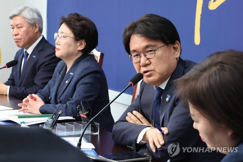답변하는 황운하 원내대표 (출처=연합뉴스)