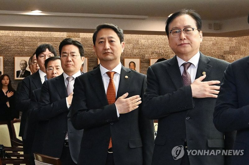 국기에 경례하는 안덕근 산업부 장관 (출처=연합뉴스)