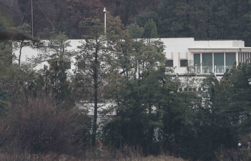 [서울=뉴시스] 김근수 기자 = 헌법재판소의 윤석열 전 대통령에 대한 파면 선고가 하루 지난 5일 서울 용산구 대통령 관저가 적막한 모습을 보이고 있다. 2025.04.05. ks@newsis.com