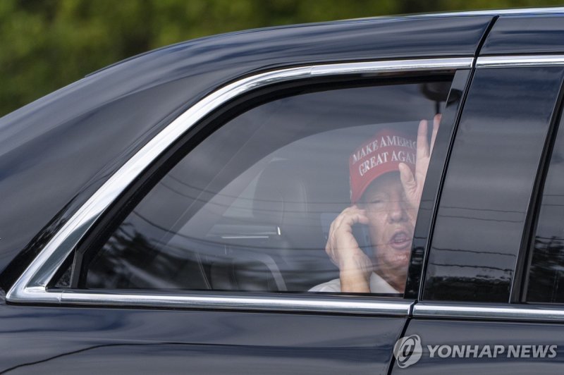 주가폭락·전국시위에도 보란듯이…트럼프, SNS에 티샷 영상 (출처=연합뉴스)