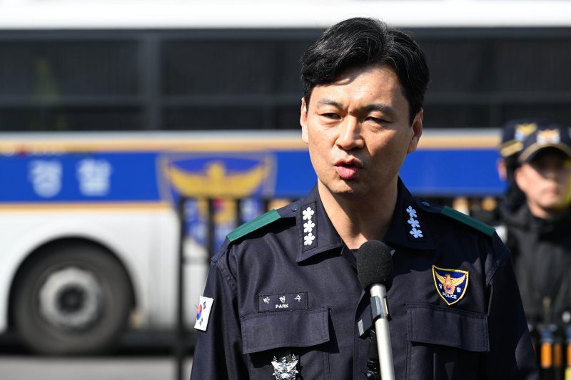[서울=뉴시스] 이영환 기자 = 박현수 서울경찰청장 직무대리가 윤석열 대통령 탄핵 심판 선고를 하루 앞둔 3일 오전 서울 종로구 헌법재판소 앞에서 발언하고 있다. (공동취재) 2025.04.03. photo@newsis.com