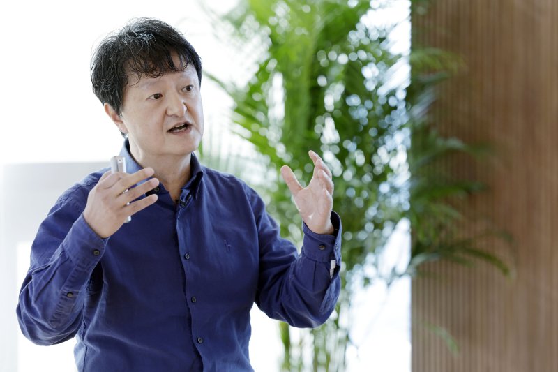 [서울=뉴시스] 최동준 기자 = 박현진 밀리의서재 대표가 5일 서울 마포구 밀리의서재 라운지에서 열린 기자간담회에서 비전 발표를 하고 있다. 2024.12.05. photocdj@newsis.com