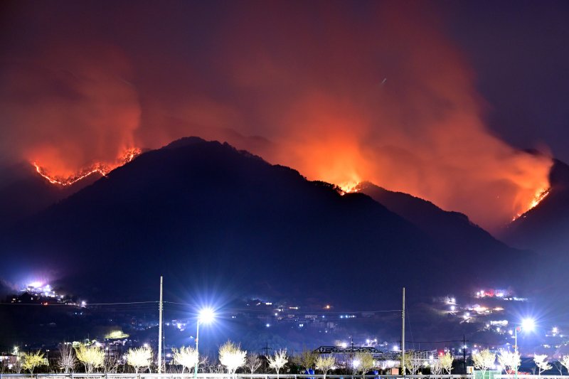 [산청=뉴시스] 차용현 기자 = 경남 산청 산불 발생 8일째를 맞은 28일 오후 구곡산에서 황점마을 뒷산까지 번진 산불이 밤이 되자 더욱 선명하게 드러나고 있다. 2025.03.28. con@newsis.com