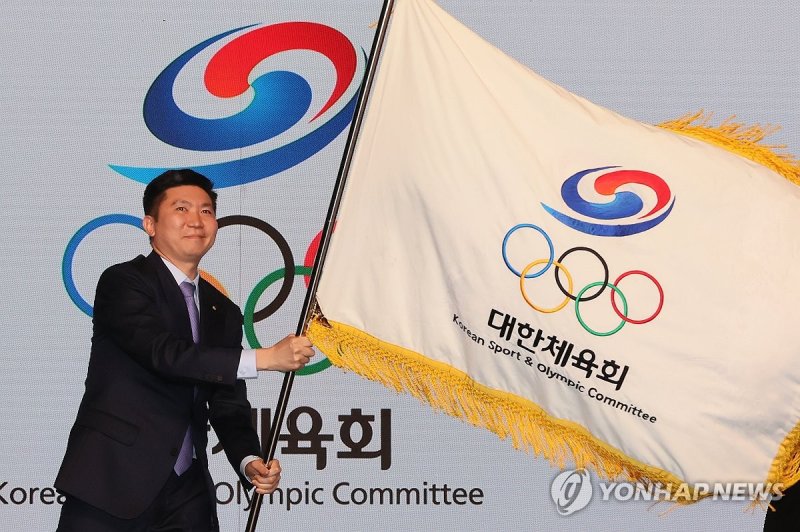 대한체육회기 흔드는 유승민 대한체육회장 (출처=연합뉴스)