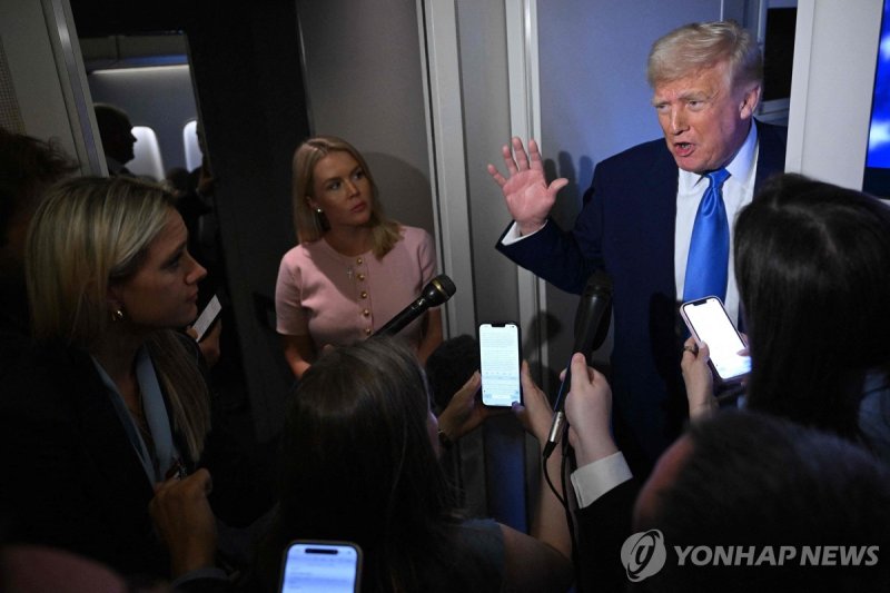 기내에서 언론과 대화하는 트럼프 (출처=연합뉴스)