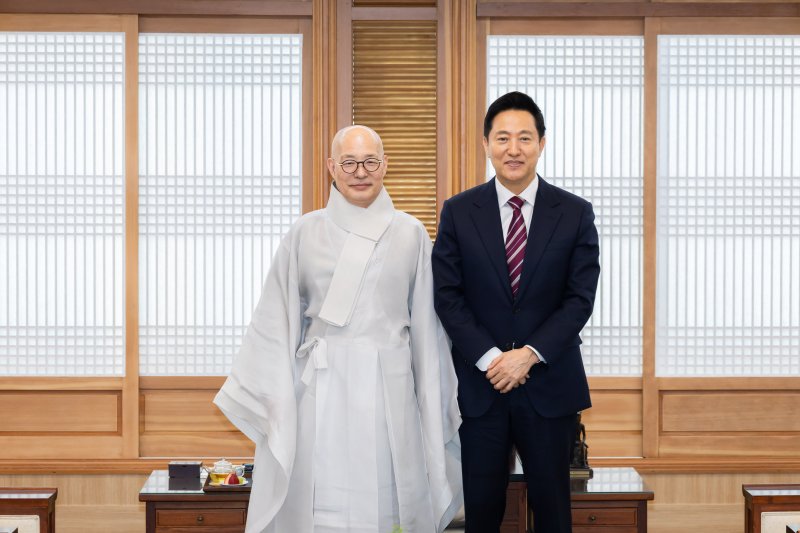 [서울=뉴시스] 오세훈 서울시장이 7일(월) 오전 대한불교조계종 총무원에서 총무원장 진우스님과 환담을 나눈 뒤 사진촬영을 하고 있다. 2025.04.07 (사진 제공=서울시)photo@newsis.com *재판매 및 DB 금지