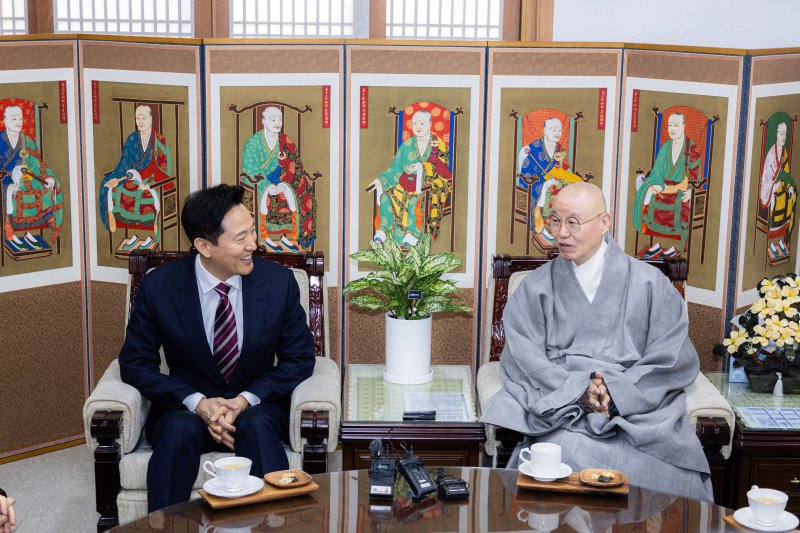 [서울=뉴시스] 오세훈 서울시장이 7일 오전 한국불교태고종 총무원에서 총무원장 상진스님과 환담을 나누고 있다. 2025.04.07 (사진 제공=서울시) photo@newsis.com *재판매 및 DB 금지