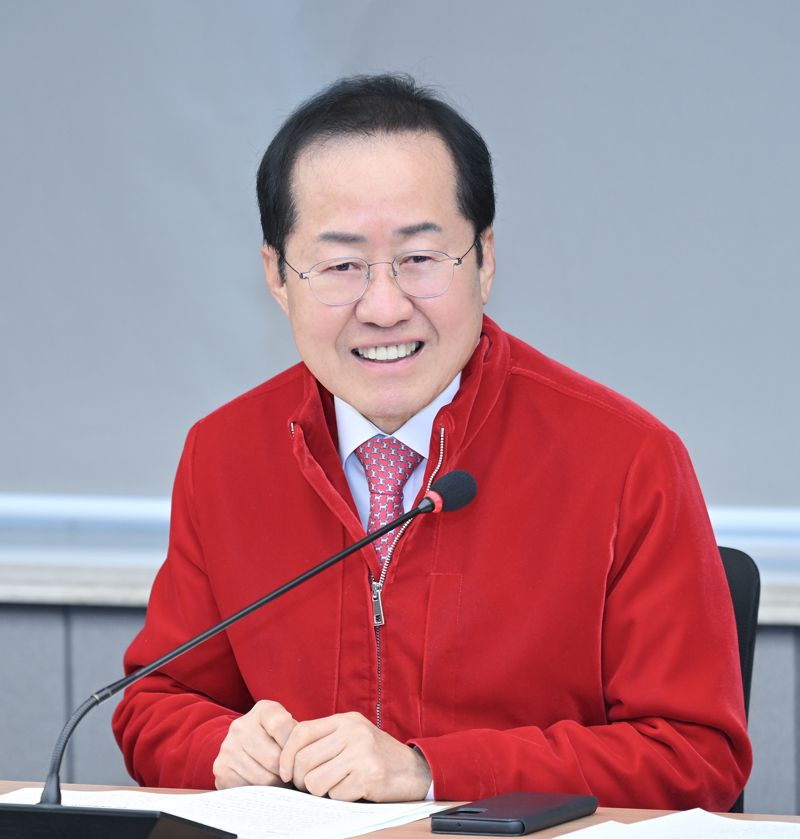 홍준표 대구시장이 7일 오전 대구시청 산격청사 대회의실에서 열린 간부회에서 사퇴 전 시장으로서 마지막 결정으로 8월 3일 대구스타디움에서 대구FC와 세계적 명문 축구클럽 FC바르셀로나의 친선경기 개최를 확정했다. 대구시 제공