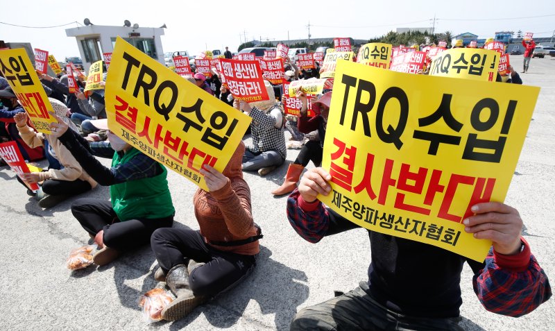 [서귀포=뉴시스] 우장호 기자 = 전국양파생산자협회 제주지부 관계자들이 7일 오후 제주 서귀포시 대정농협 유통센터에서 집회를 열어 정부의 양파수입 조치 중단과 농민들의 생산비 보장을 촉구하고 있다. 2025.04.07. woo1223@newsis.com